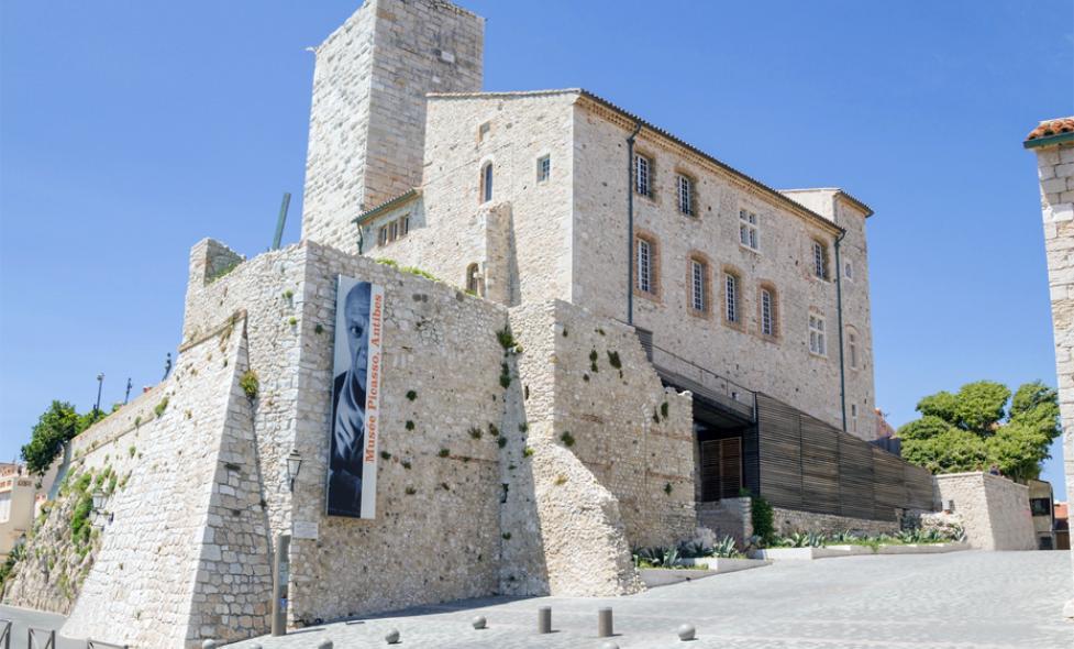 Vue extérieure du château Grimaldi, musée Picasso d’Antibes - Agrandir l'image, fenêtre modale