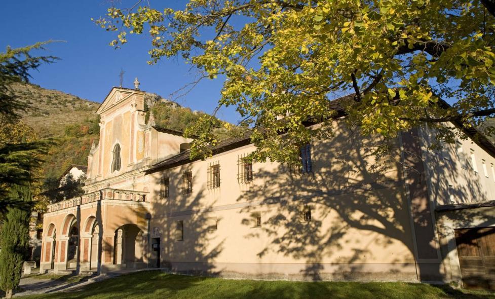 Le parvis, Notre Dame des Miracles et la Façade sud du Monastère. - Agrandir l'image, fenêtre modale