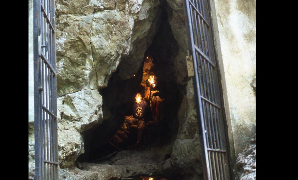 Entrée avec un plancher stalagmitique. Datation 1,4 millions d'années. - Agrandir l'image, fenêtre modale