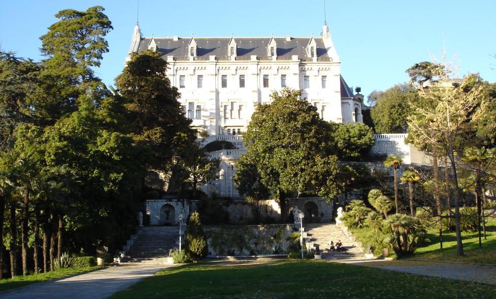 Le château de Valrose, exemple de "folies" construites à Nice, vu depuis le vaste parc de la propriété - Agrandir l'image, fenêtre modale