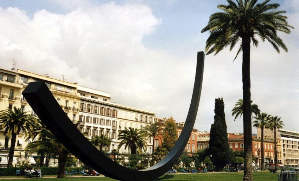 Bernar Venet, 115.5˚ Arc, 1988. Acier peint. 19 x 38 x .98 m. Installation permanente : Jardin Albert 1er, Nice, France - Agrandir l'image, fenêtre modale