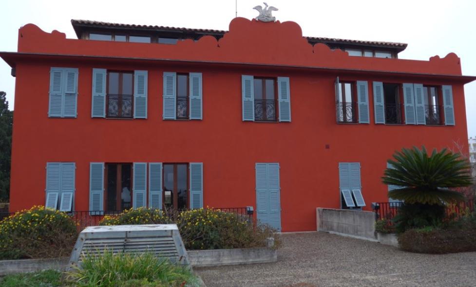 Ancienne villa ocre (rouge de Gênes) aujourd'hui restaurée - Agrandir l'image, fenêtre modale